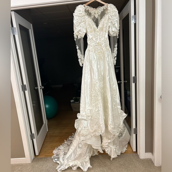 WEDDING DRESS | Women’s Wedding dress size 2-4 - Picture 3 of 10